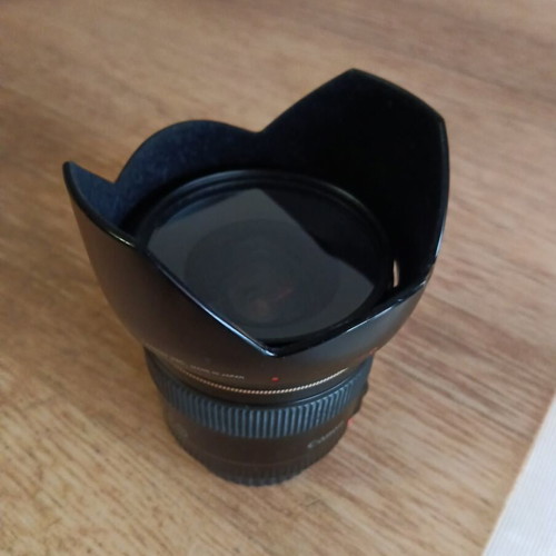 Canon 20mm 1:2.8 USM lens like new with UV filter and Parasoileil