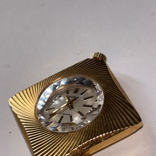 Chaika 1970 mechanical women's watch with chain and diamond-cut crystal