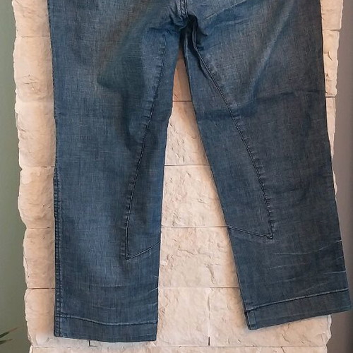 Attrattivo Capri Jeans medium like new, blue with impressive back pockets