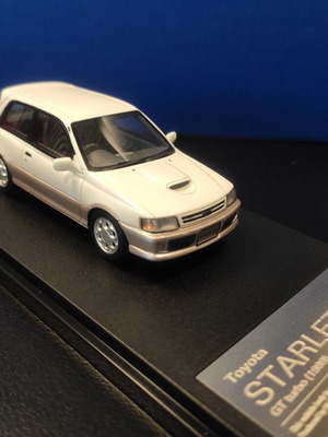 Toyota Starlet GT Turbo μοντέλο αυτοκινήτου σε λευκό δίχρωμο, κλίμακα 1:43