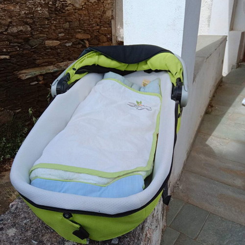 Chicco Baby Bassinet like new with mattress and blanket