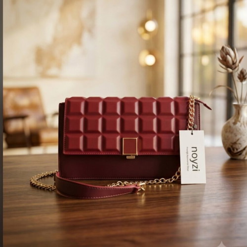 Noyzi shoulder bag with quilted texture, deep color