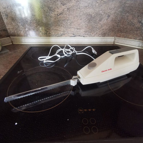 Electric Knife used with two blades and wall mount