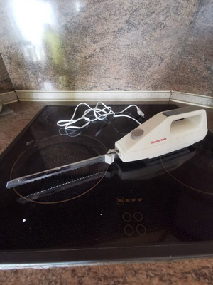 Electric Knife used with two blades and wall mount
