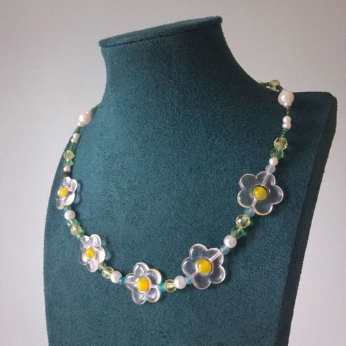 Daisy necklace like new, multicolored with green details