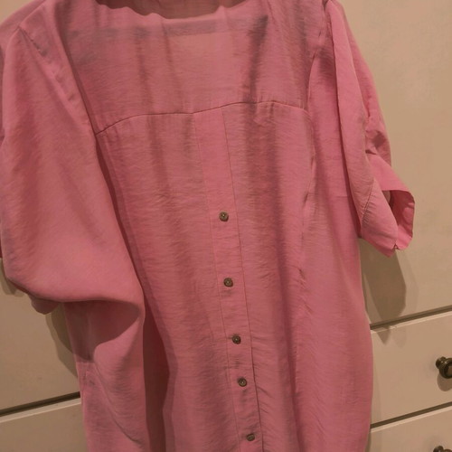 Pink shirt like new with wide cut and balloon sleeves, size L