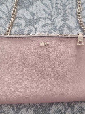 Πορτοφόλι DKNY σε χρώμα powder pink, σαν καινούργιο
