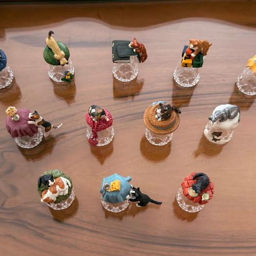 Glass thimbles with cat figurines, set of 12