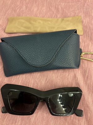 Loewe sunglasses like new, black
