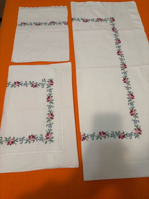 Baby set new with embroidered sheet and pillowcases
