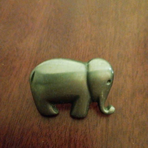 Elephant-shaped 2cm metal stud used, gray