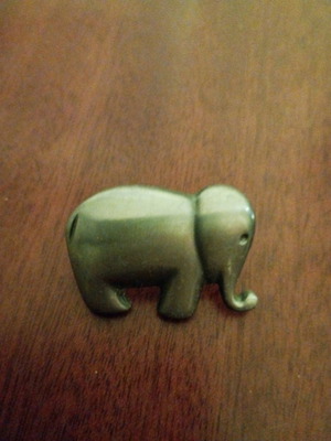 Elephant-shaped 2cm metal stud used, gray