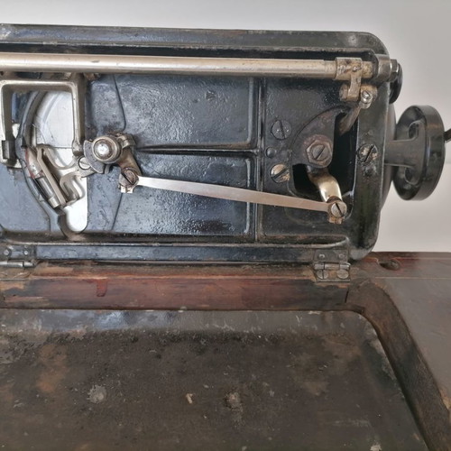 Singer hand-crank sewing machine used from 1892