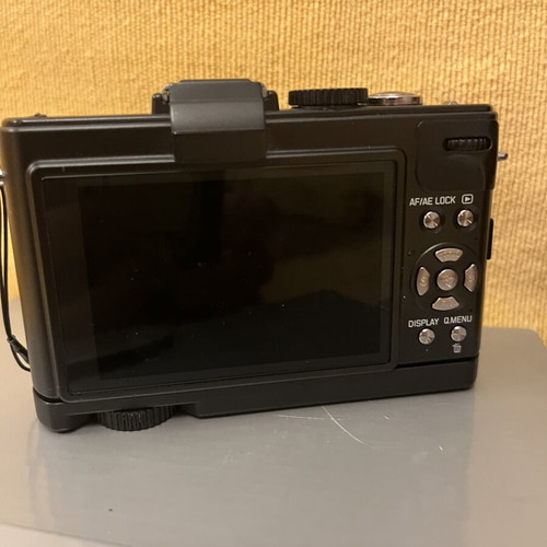 Leica D Lux 5 compact camera with original case and grip