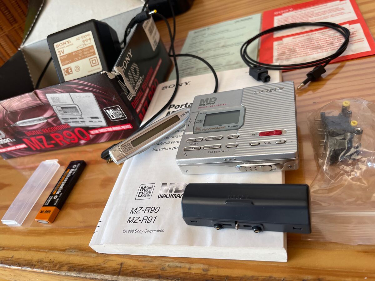 Sony MD Walkman MZ-R90 silver like new - € 280,00 - Vendora.cy