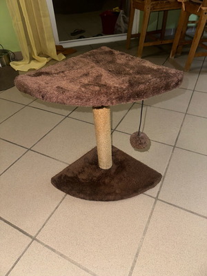 Cat Scratching Post like new, 8x18