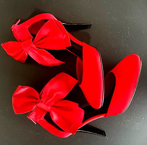 Ευκαιρία! Αφόρετα κατακόκκινα ψηλοτάκουνα παπούτσια (Marks & Spencer)
