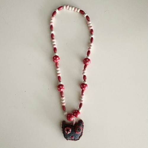Beaded necklace with cat charm like new, kids choker