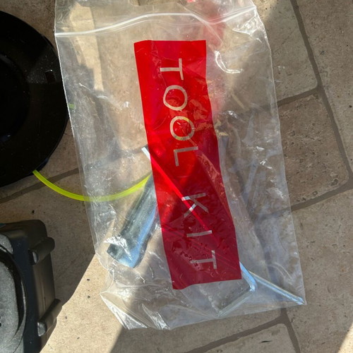 Χλοοκοπτικό σαν καινούργιο με δύο μπαταρίες no name