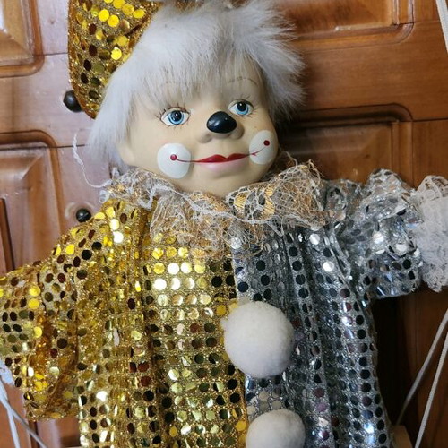 Porcelain hanging harlequin like new, silver gold with sequins