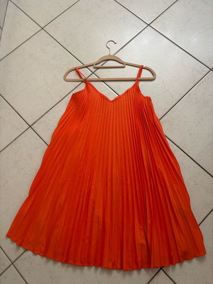 Midi dress pleated in bright orange, like new, size M