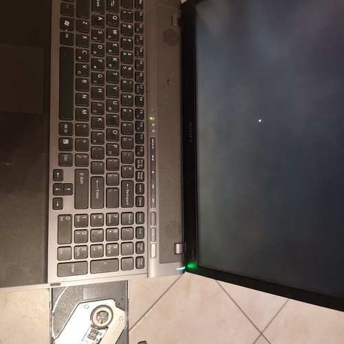 Sony VAIO 16.4" laptop PCG-81112M Intel Core i7 8GB RAM Windows 7