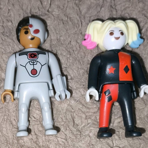 Kinder dc like new, set of 2 figures