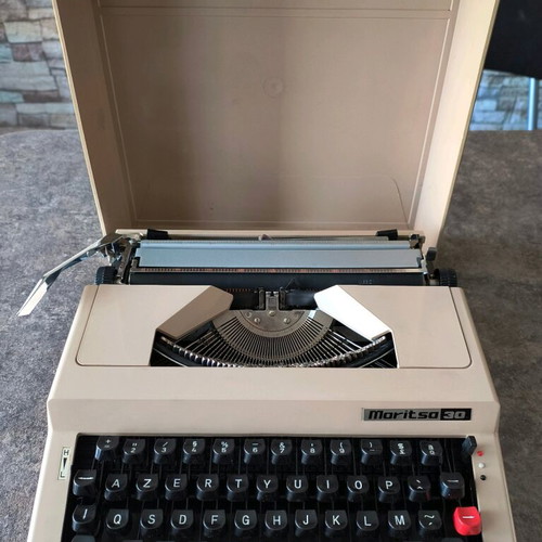 Maritsa 30 typewriter used with case, portable