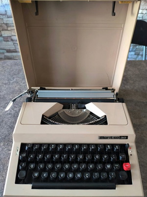 Maritsa 30 typewriter used with case, portable