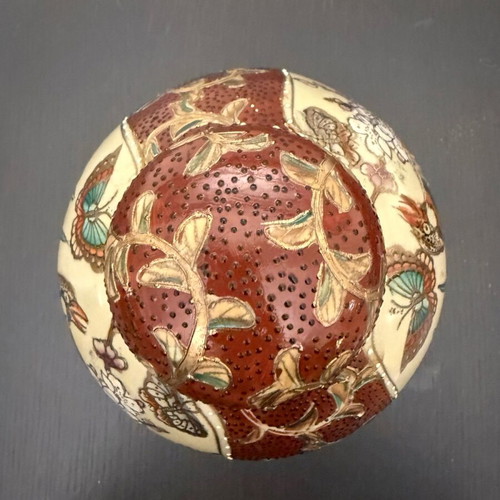 Satsuma vase with lid like new with handmade embossed painting
