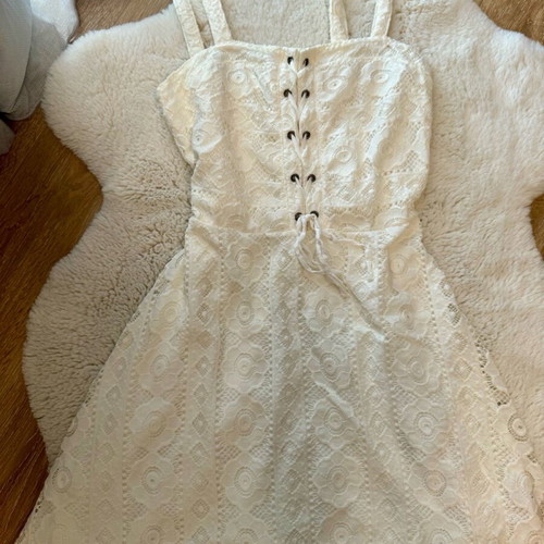 White dress with embroidery Aeropostale size M like new, short