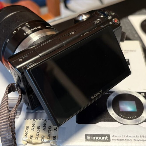 Sony NEX-5 camera kit with 18-55mm lens