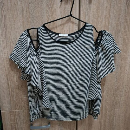 Zara blouse like new, size S with shoulder detail