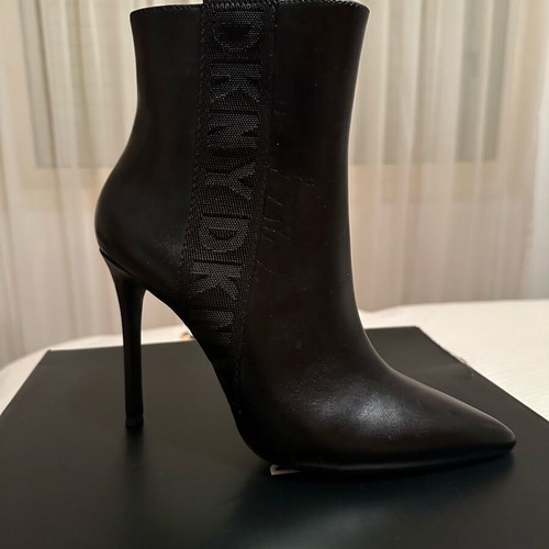 Boots DKNY size 35 black leather new, 10 cm heel