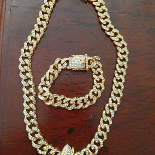 Jewelry set like new, gold color necklace and bracelet