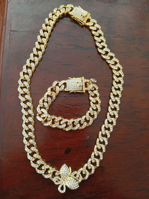 Jewelry set like new, gold color necklace and bracelet