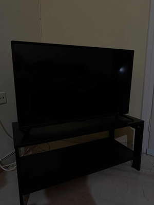 Hyundai TV 28 inch LED HD Ready Smart TV like new