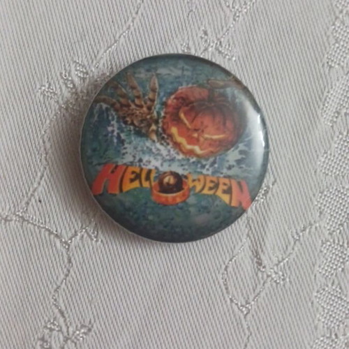 Badges new, 3.2 cm pins, large selection