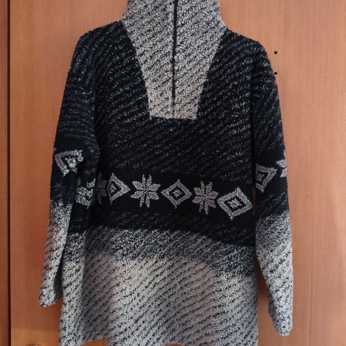 Fleece oversized sherpa pullover with zipper and Nordic design size L like new
