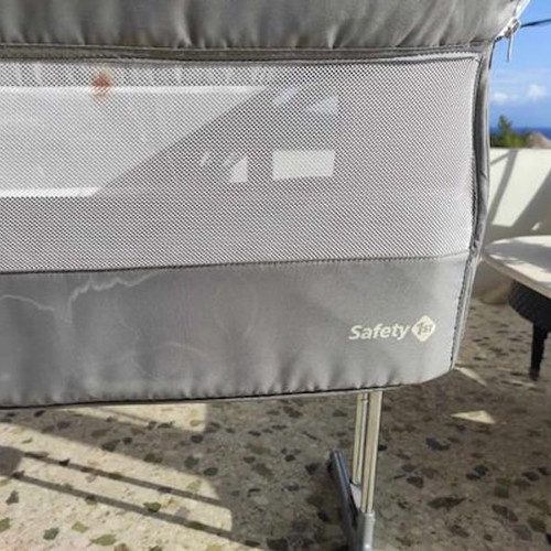 Safety baby cot used with side opening and adjustable height