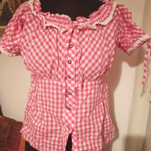 Blouse with buttons and lace used, short sleeve, size L
