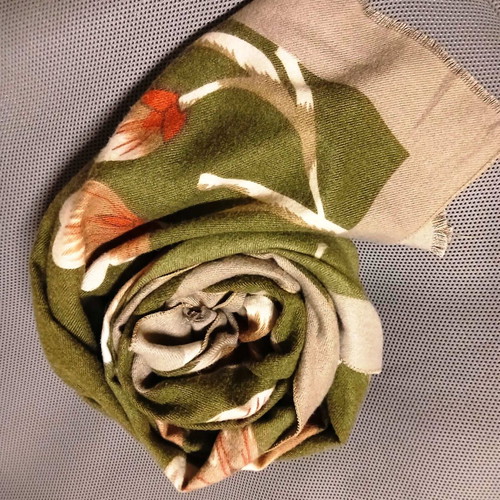 Pashmina like new with wool and floral pattern