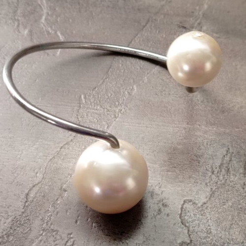 Bracelet with faux pearls like new, adjustable