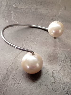 Bracelet with faux pearls like new, adjustable