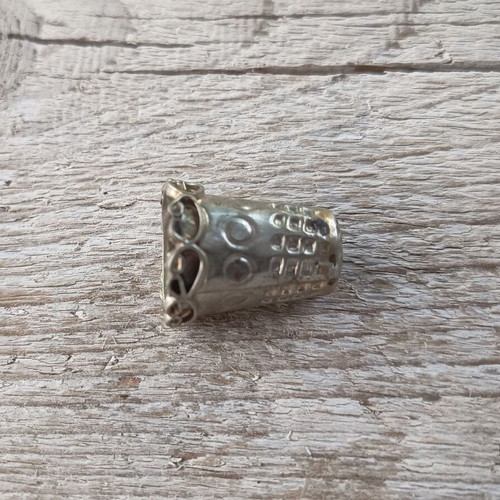 Vintage silver thimble with filigree design like new