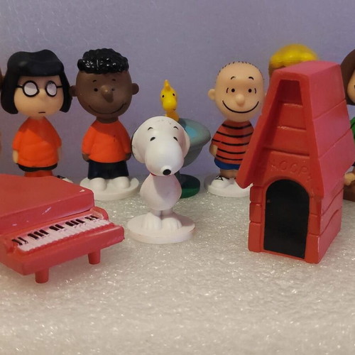 Peanuts Snoopy & Charlie Brown collectible figure set like new
