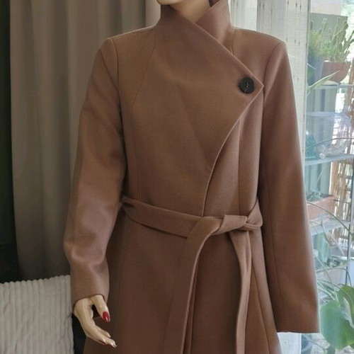 Lynne camel coat like new with belt and modern design