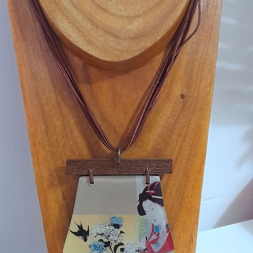 Japanese style necklace like new, multicolored