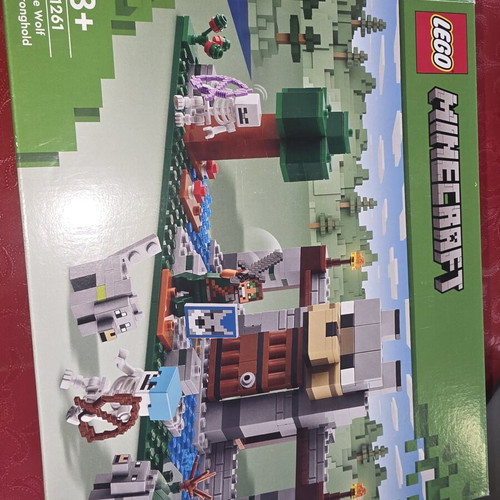 LEGO Minecraft The Wolf Stronghold set 21261, 312 pieces