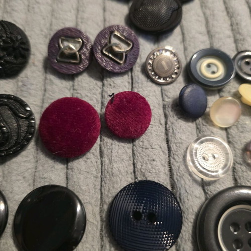 Buttons set like new, individual and in various colors